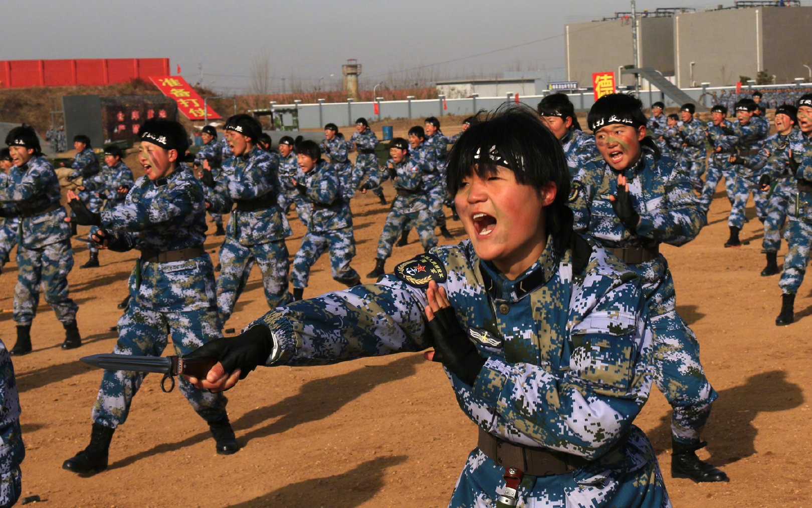 新兵授衔仪式暨入伍训练结业典礼，数千名新兵接受检阅！|新兵|授衔|结业_新浪新闻
