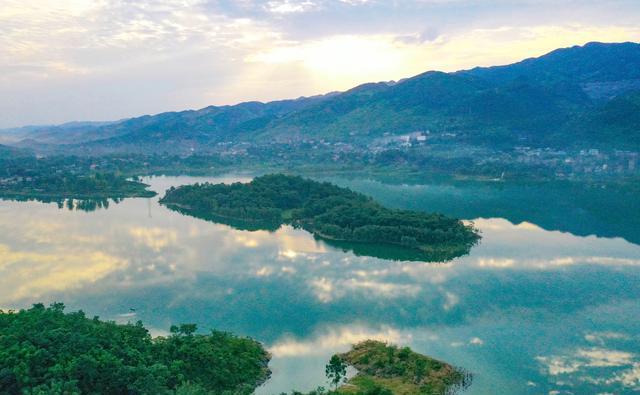 生態(tài)修復(fù)讓四川華鎣山天池重放異彩