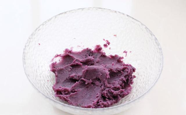 面包不好吃,加入紫薯泥在烤箱烤一下,口感更好且营养更丰富