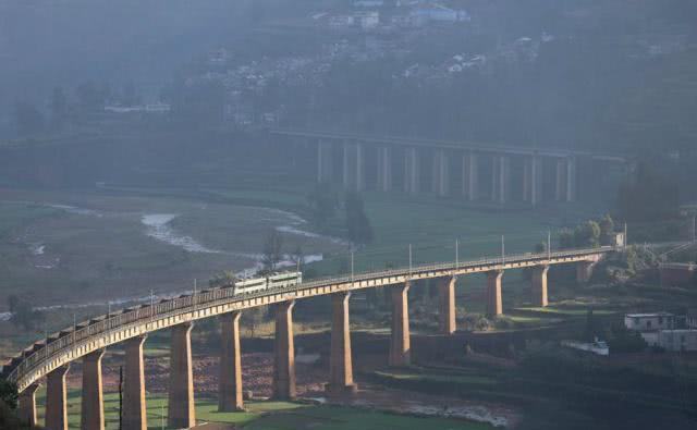 火车每次经过7号桥墩时都要鸣笛?知道原因的旅客也会静默3分钟