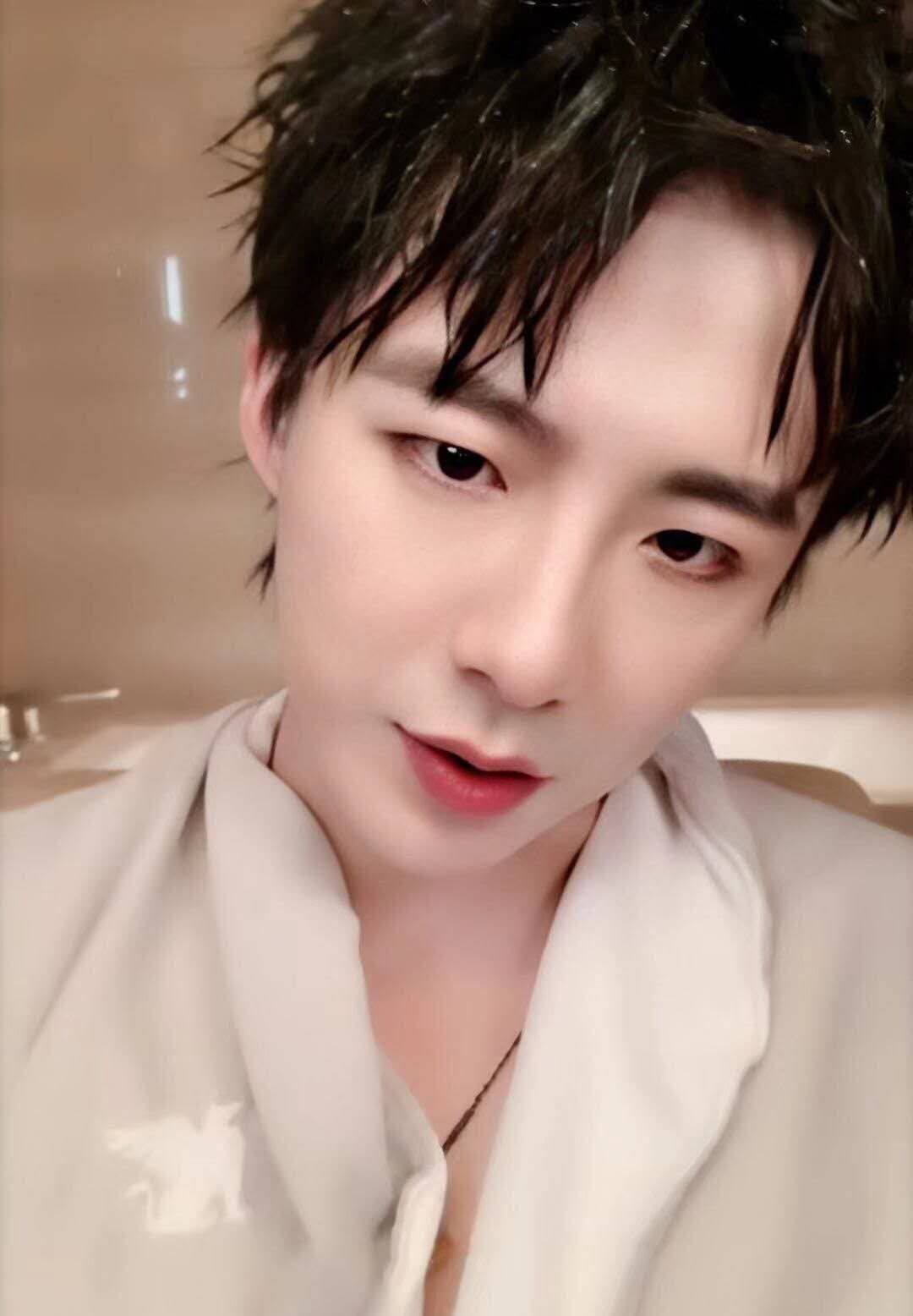 摩登兄弟刘宇宁最新靓照来袭,浴袍湿发很是撩人