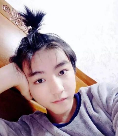 男星扎起苹果头,王俊凯可爱,马天宇温柔,被张艺兴惊艳到了