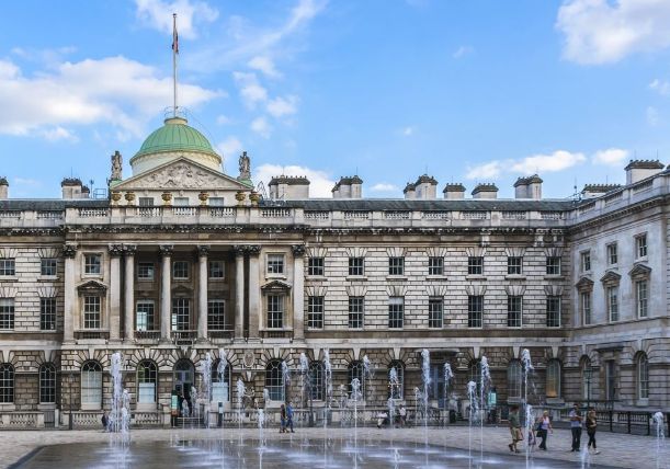 萨默塞特宫是一座华美的新古典主义庄园冬天会成为公共滑冰场