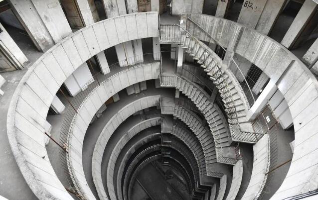 底层居然可以通过大客车,重庆9层空心圆筒楼爆红网络