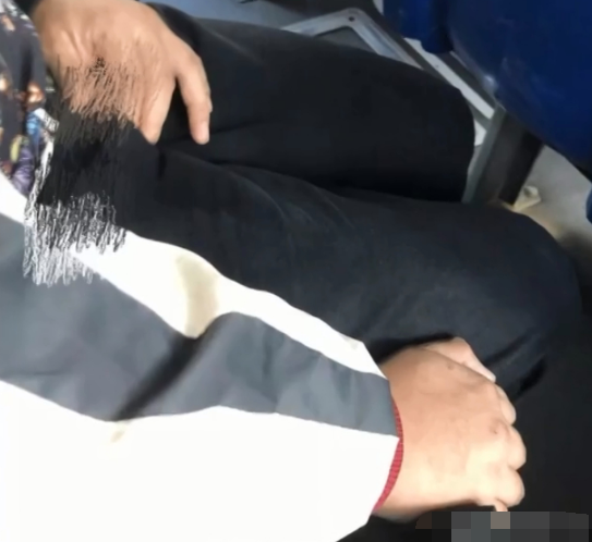 女子公交车上被摸大腿男子还把手放在敏感部位她身材不错