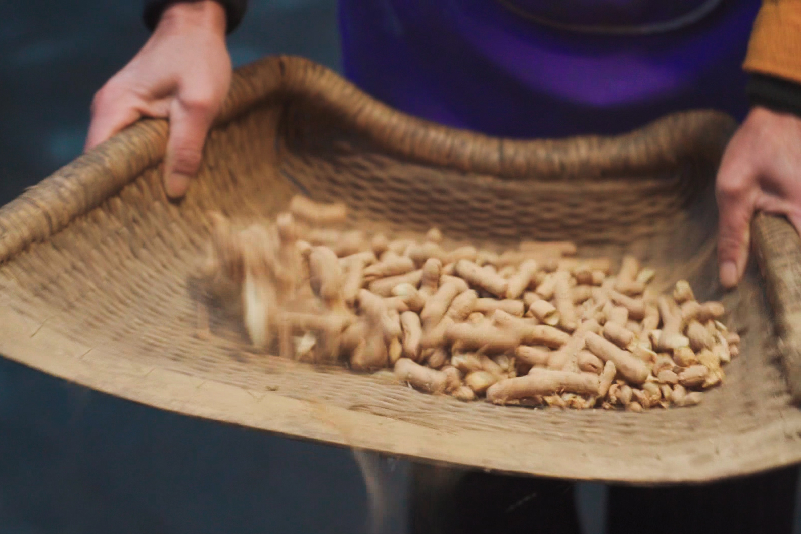 揭秘河南奇葩美食土馍,200度沸腾的土里炒制,年销10万斤!