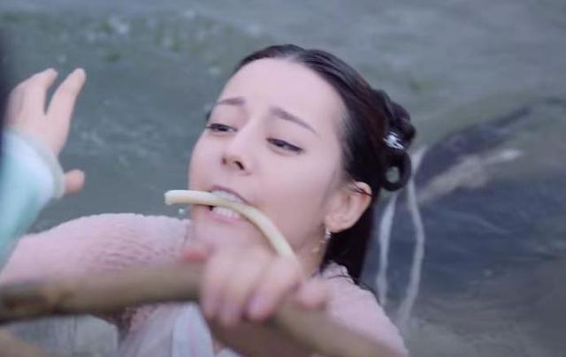 热巴拍凤九落水,特写镜头下,"脱妆"后的颜值让修图师无从下手