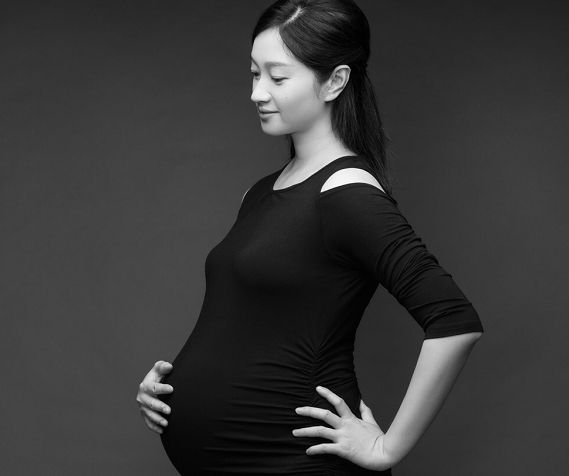 沈佳妮大方晒自己的孕照,胖了50斤依旧不失美感,粉丝纷纷留言!