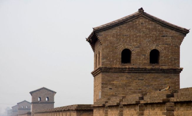 踏上平遥古城墙上的点将台,放轻,放慢了脚步,深怕不小心一用力,踩碎了