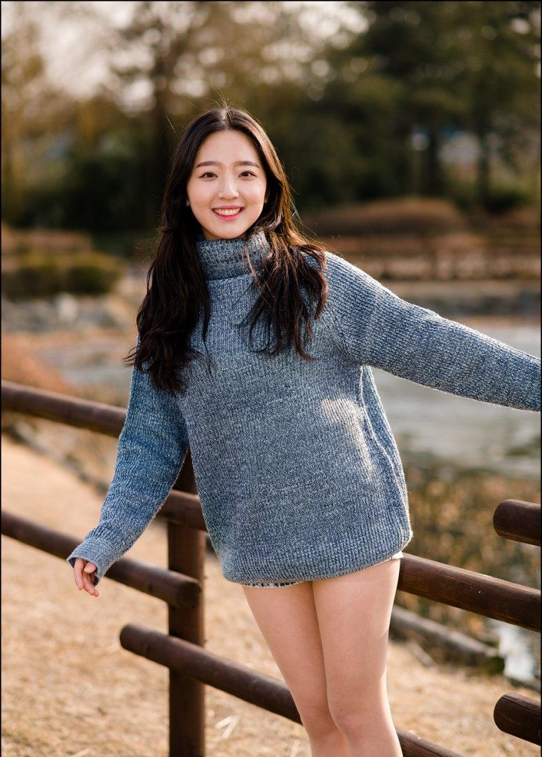 人像摄影一个穿毛衣和热裤的时尚姑娘