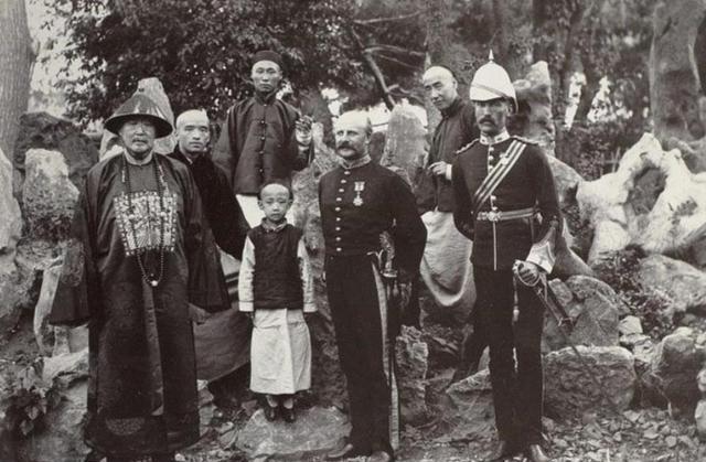八国联军代表合影时是9个人,多出来的一个人是落井下石的代表