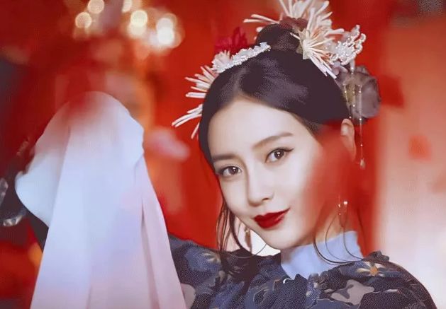 baby身穿古典卫衣,翩翩起舞明艳非凡,仿佛古装剧中的花魁娘子