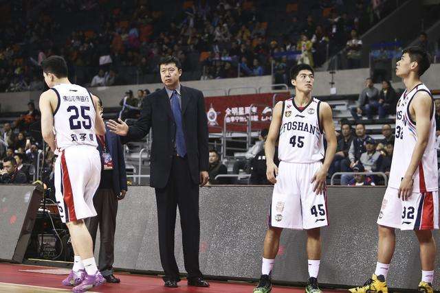 儿子开始篮球特训,大三岁妻子貌美富有|王治郅|王熙麟|宋杨_新浪新闻