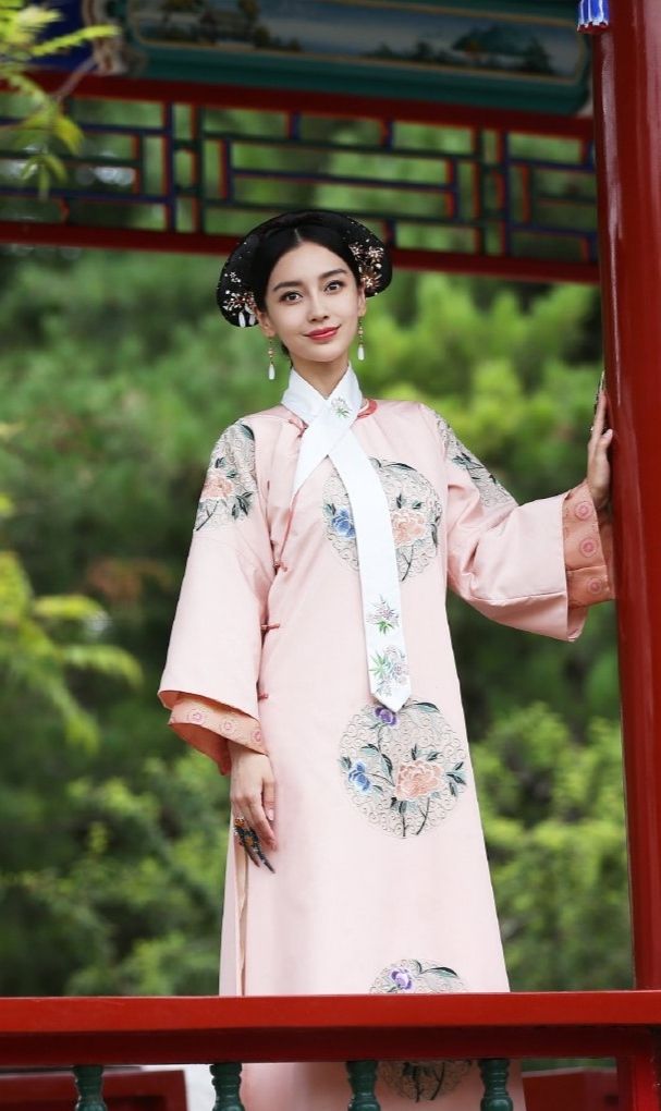 杨颖的清宫装没想到可以这么美丽,属于贵妃级别的?_高清图集_新浪网