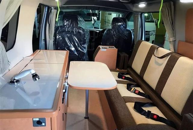 日产nv200房车见过吗?售价22万高度不到2米住4人,榻榻米式顶床