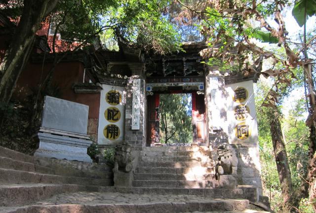 在这里也有着许多古老的建筑,比如通海文庙,白龙寺等等,来到此处能到