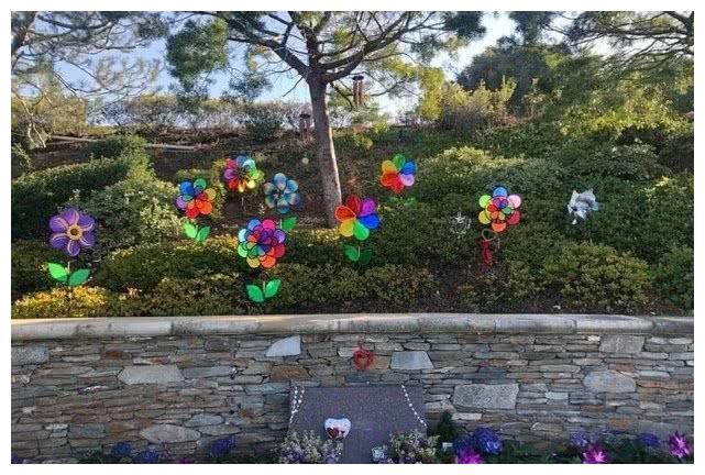 科比墓地内景曝光:面向他生前居住的豪宅,墓碑暂时并没刻字|科比|瓦妮