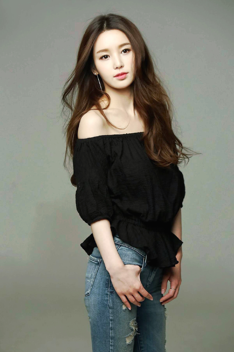 摄影棚拍镜头下的长发靓丽文雅美女