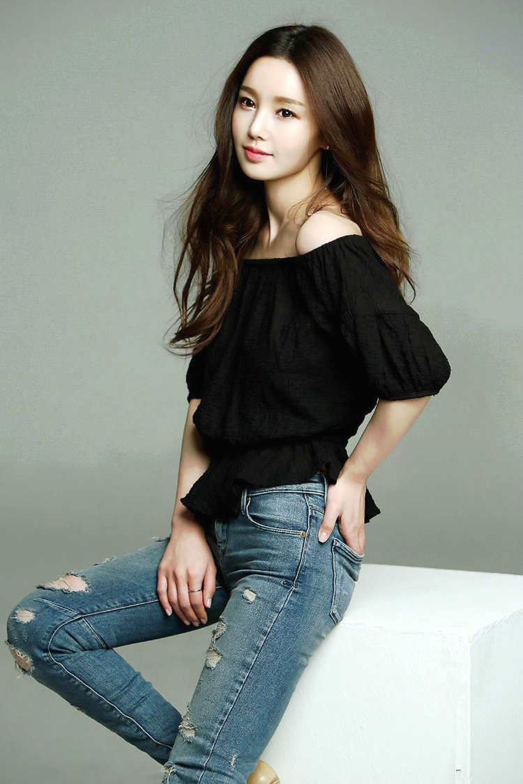 摄影棚拍镜头下的长发靓丽文雅美女|气质|女子|摄影棚_新浪新闻