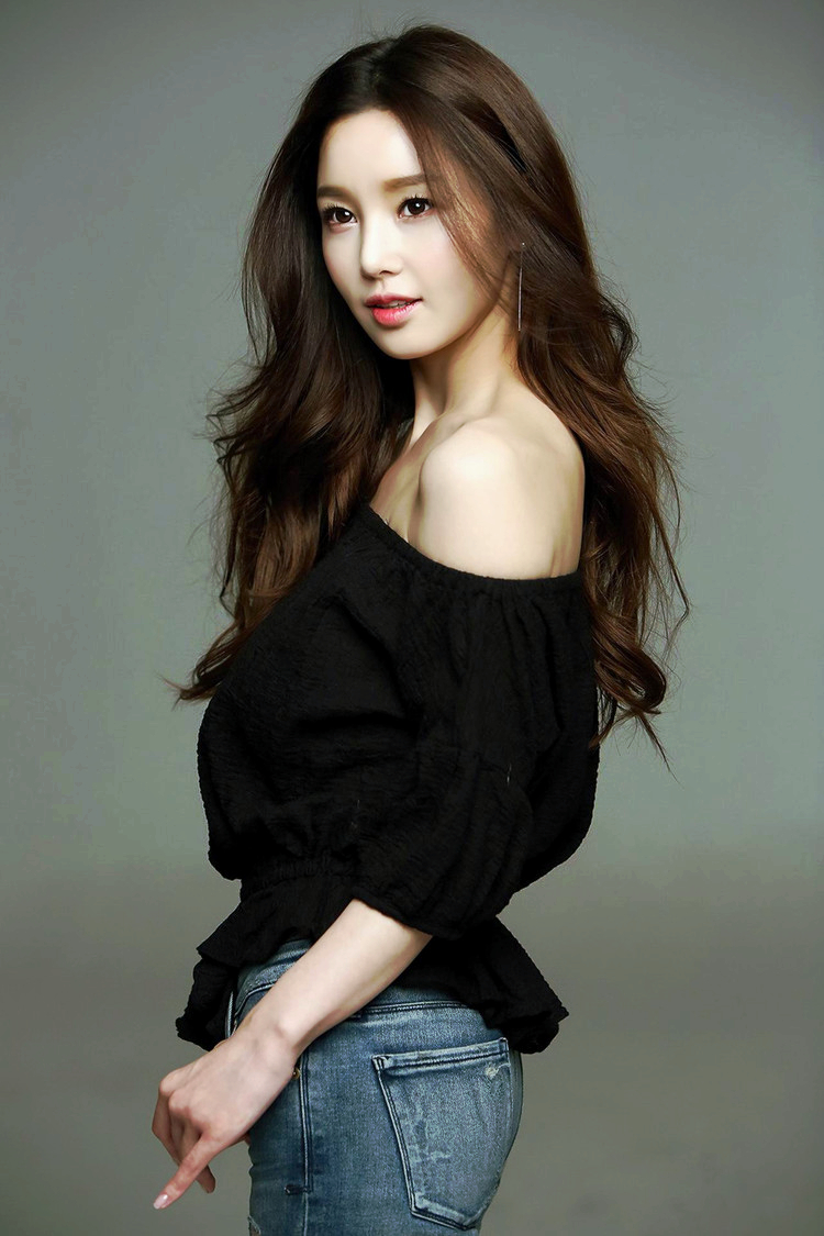 摄影棚拍镜头下的长发靓丽文雅美女|气质|女子|摄影棚_新浪新闻