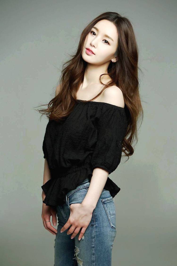 摄影棚拍镜头下的长发靓丽文雅美女|气质|女子|摄影棚_新浪新闻