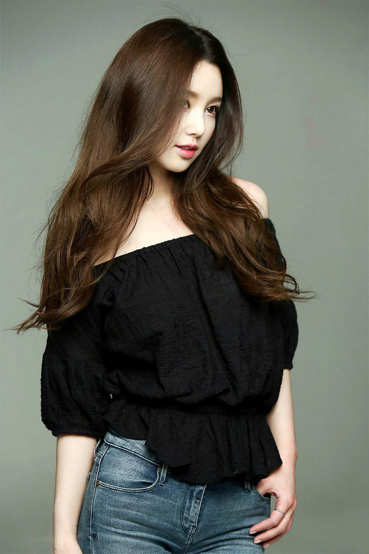 摄影棚拍镜头下的长发靓丽文雅美女|气质|女子|摄影棚_新浪新闻