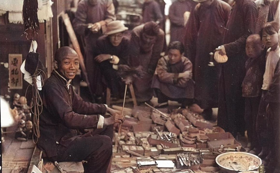 老照片:民国时期,北京天桥做生意的小商人,有两位和明星撞脸