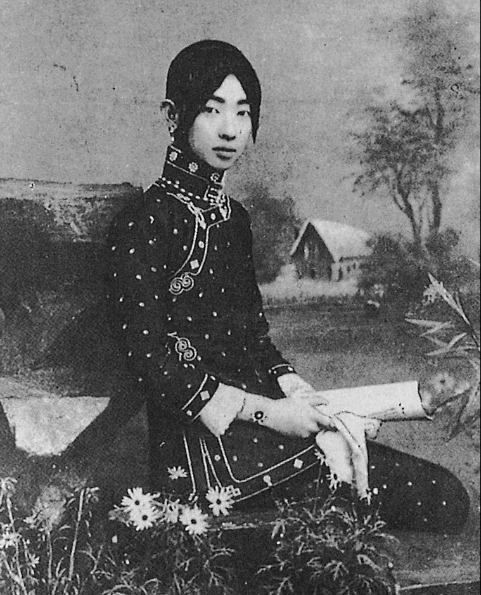 梅兰芳为领衔人,中国京剧旦角的最重要代表,风靡一代,他男扮女装的