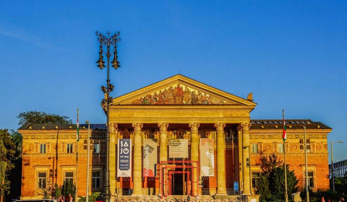 这座美术馆,设有免费开放日,有文艺复兴时期的石雕作品