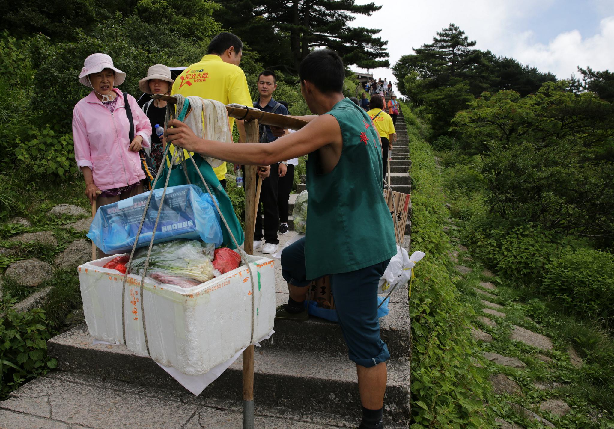 山间暑日是苦夏,衣湿周身汗煮茶——可敬的黄山挑夫|挑夫|黄山|歇脚_新浪新闻
