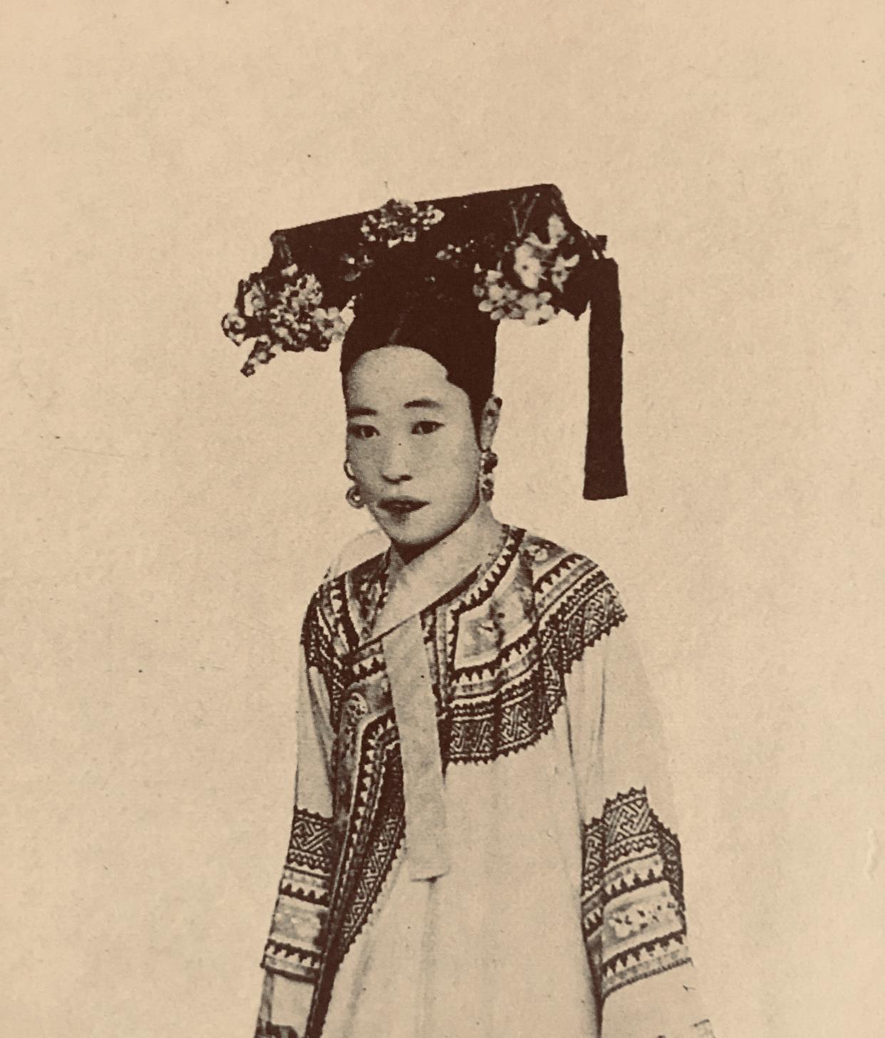 清朝皇妃的发型很复杂,不只是为了好看,也为了方便皇帝