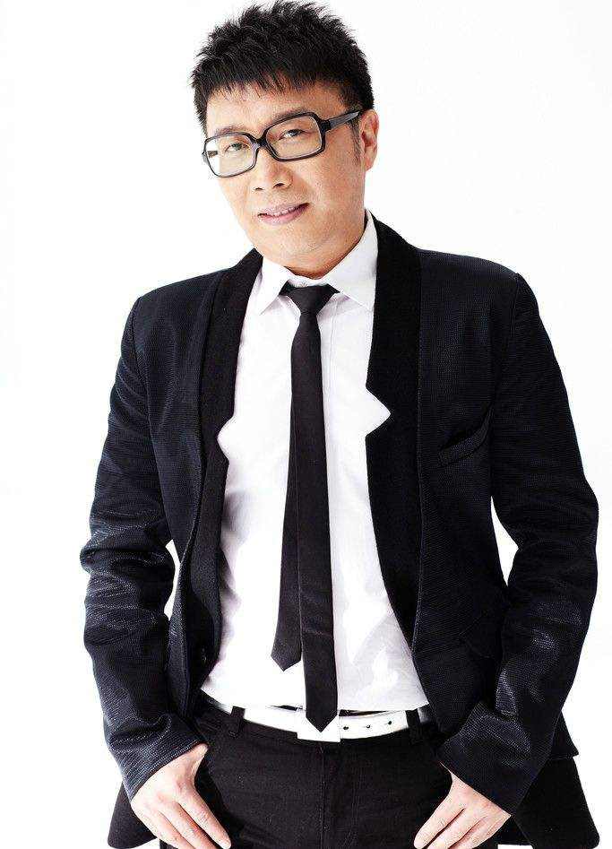 此人因一首歌赚几亿,却和公司闹掰遭封杀,如今已是终身音乐教授|庞龙