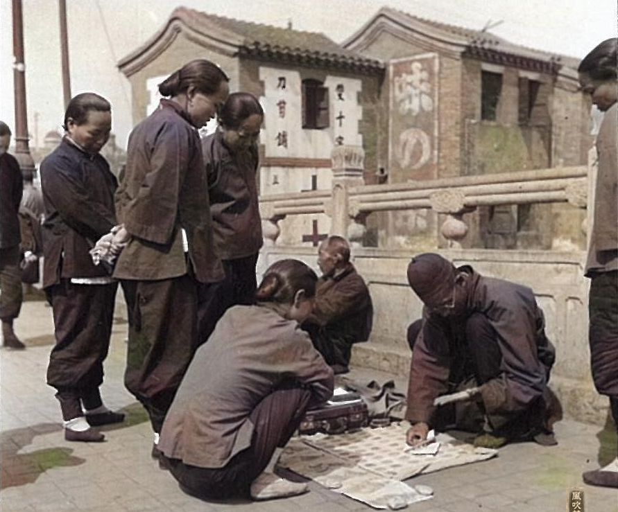 老照片:民国时期,北京天桥做生意的小商人,有两位和明星撞脸