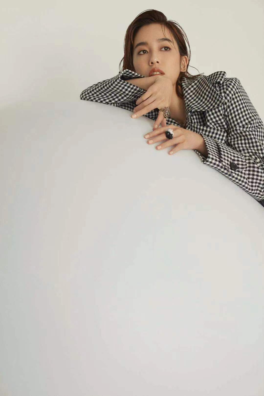 陈庭妮登elle封面演绎别致慵懒时尚感