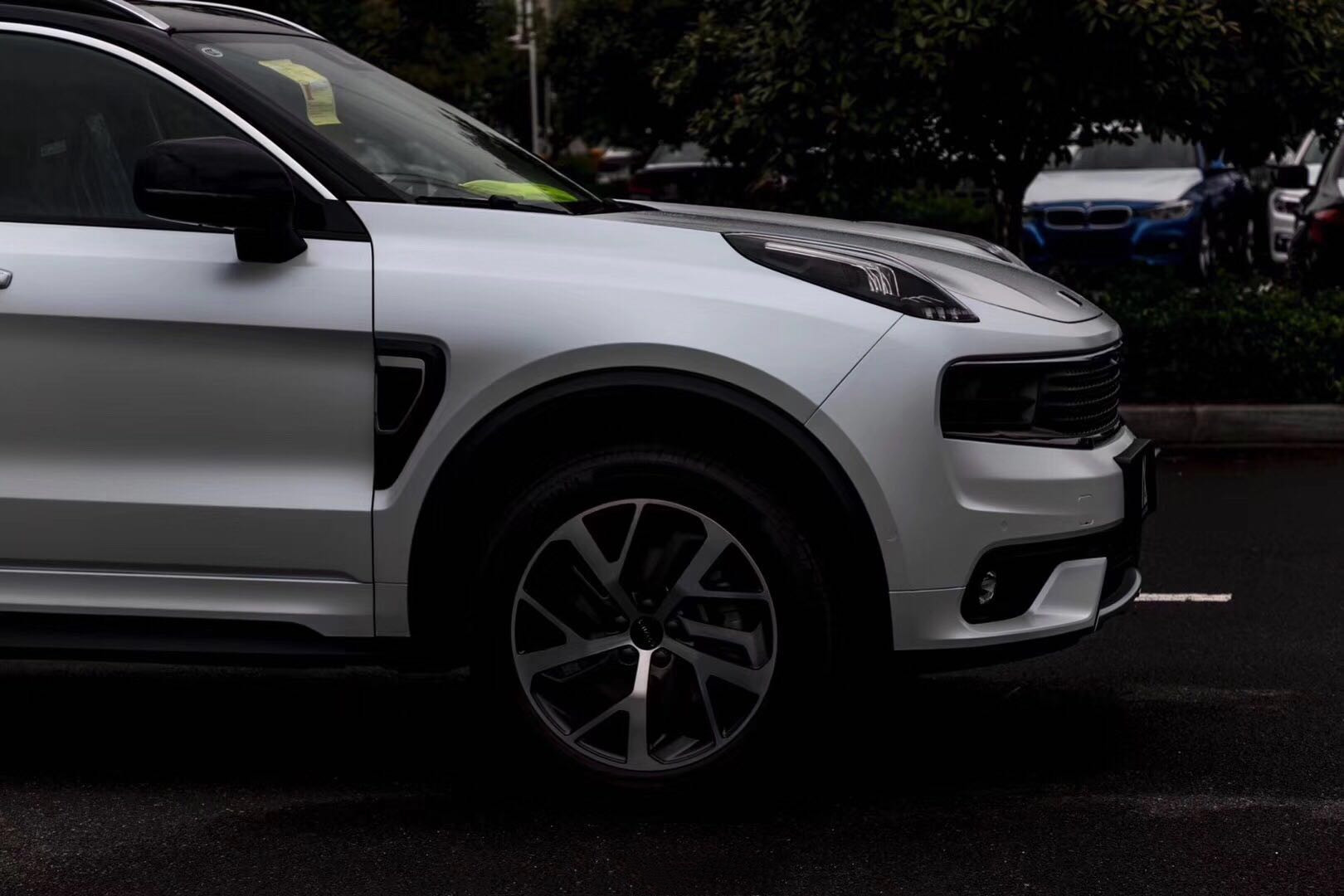 你是我心中的白莲花领克01改色电光白