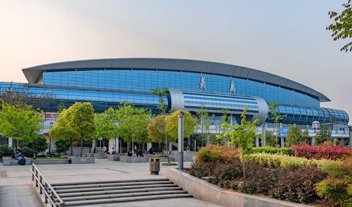 义乌火车站全副武装如同阿拉伯酋长在开会合适吗