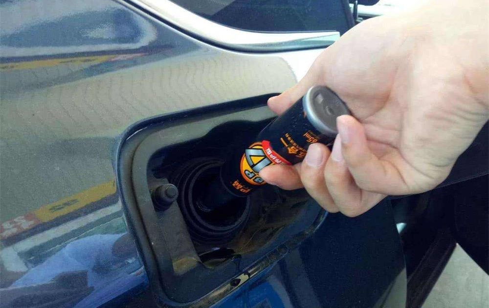 汽车使用燃油宝真的去积碳?老司机告诉你真相,不要加油时被坑-新浪汽