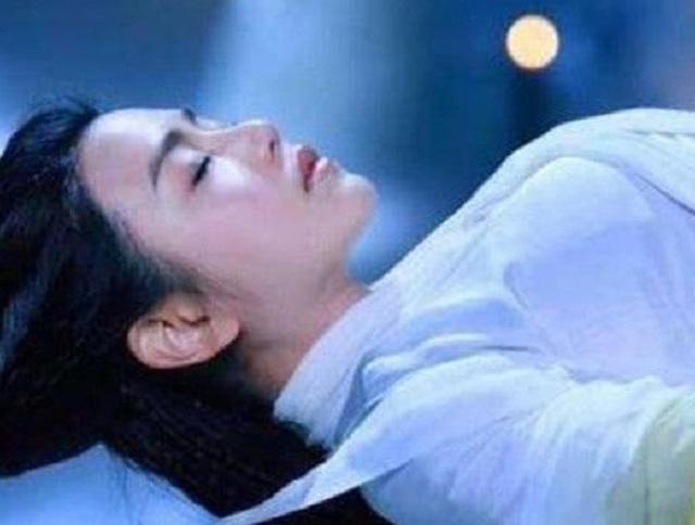 但她的睡姿一般人做不到