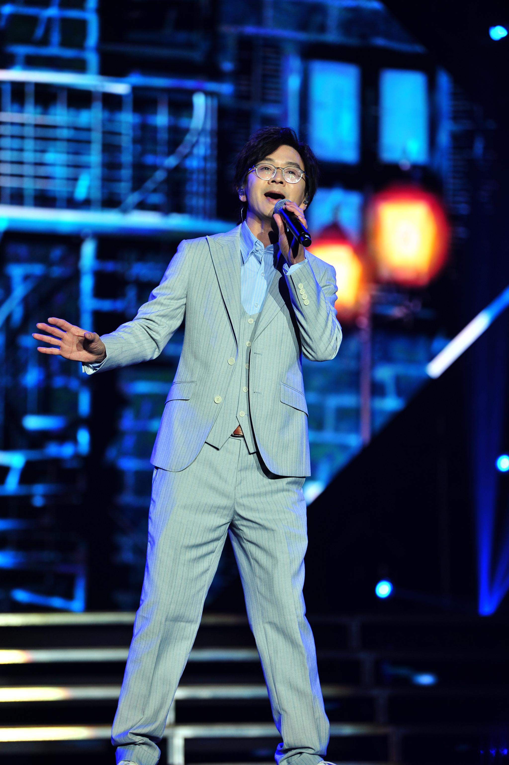 优质唱作人林隆璇:银边眼镜,笔挺西装,儒雅形象跃然纸上