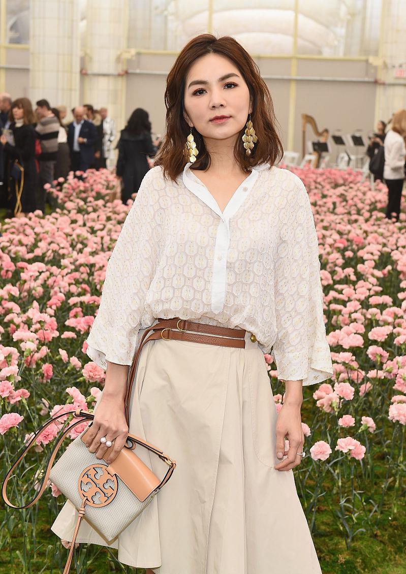 ella陈嘉烨只能是假小子?太天真,穿西装帅裙子美,可攻可柔