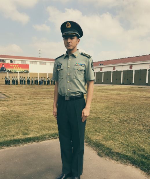 金瀚完美诠释要么穿上军装保家卫国要么换上西装运筹帷幄