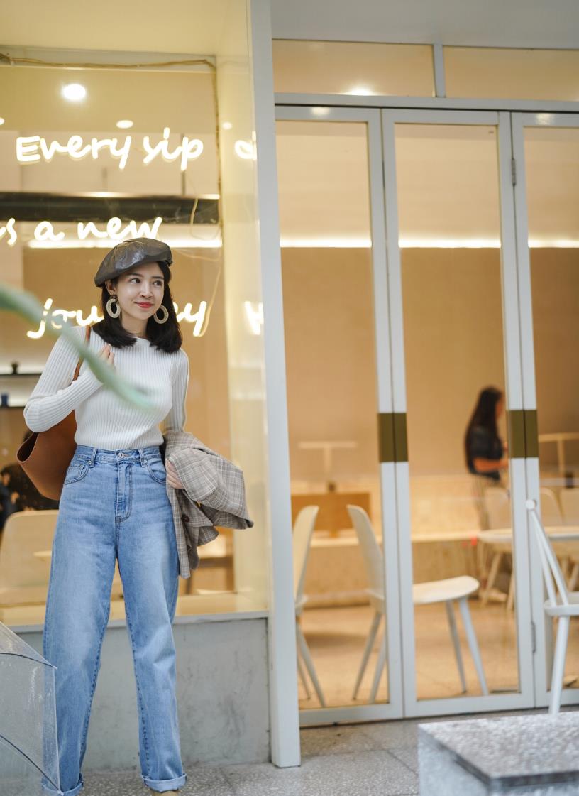 "女神"三木博主的初秋装,针织衫搭配牛仔裤,休闲穿搭造型率真