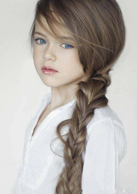 俄罗斯8岁女孩因长得漂亮，被评为“全球最美少女”还成了模特！图2