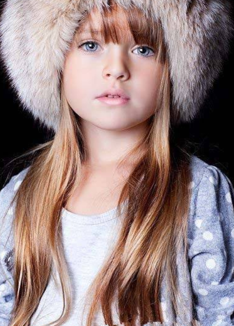 俄罗斯8岁女孩因长得漂亮，被评为“全球最美少女”还成了模特！图3