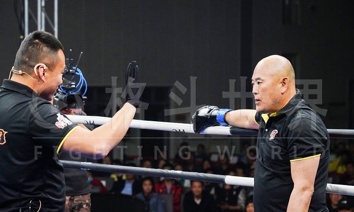 里合腿田野被高扫踢上头,被裁判读秒