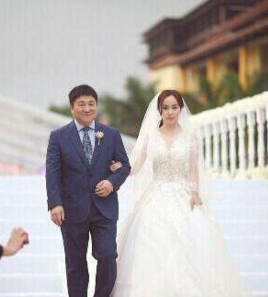 后来刘笑歌结婚了,据说嫁给黑龙江鹤岗一个首富的儿子,家里实力非常强