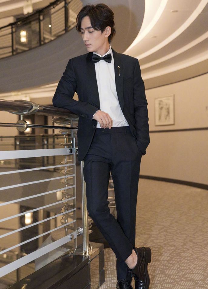 朱一龙:西装革履,温文尔雅,一位帅出天际的小哥哥!