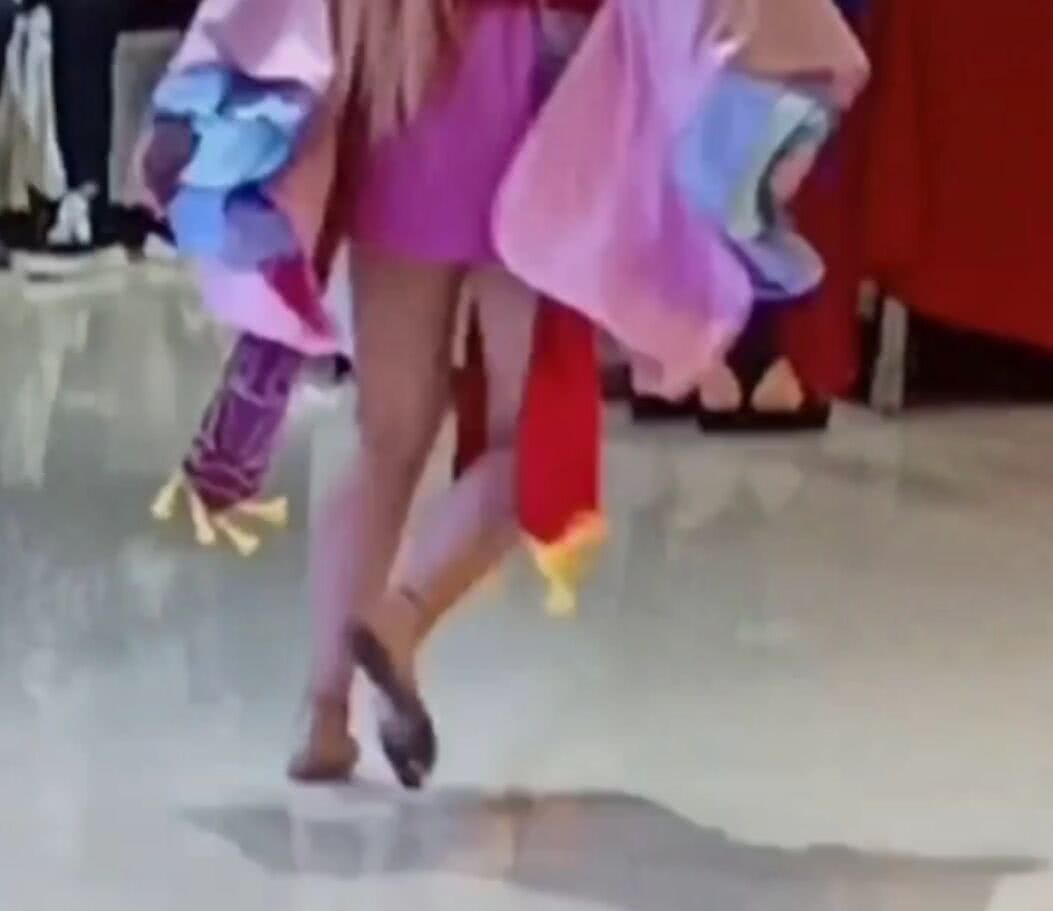 漫展偶遇涂山苏苏cos,有谁注意她的脚底板,网友放飞自我