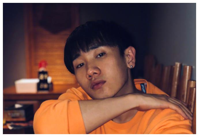 汪苏泷的素颜和妆后差距有点大,但是素颜却被网友称赞