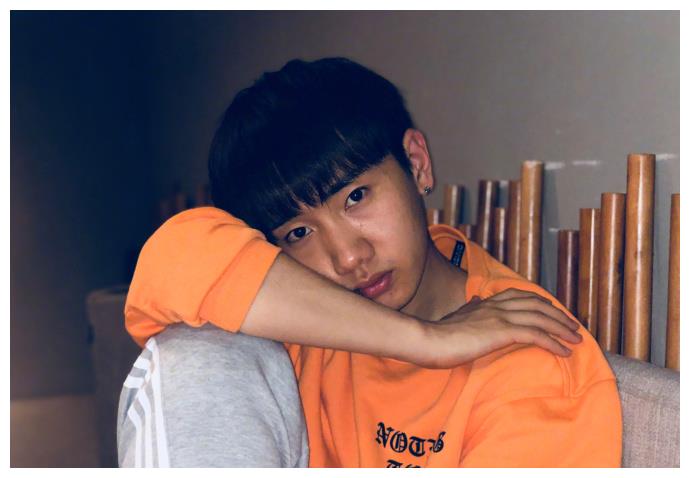 汪苏泷的素颜和妆后差距有点大,但是素颜却被网友称赞